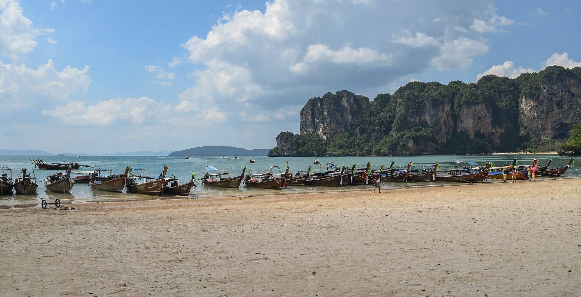 شاطئ Railay West في كرابي — قوارب الذيل الطويل والتكوينات الكلسية
