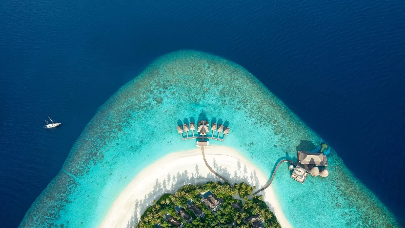 منظر جوي لجزيرة استوائية وفيلات فوق الماء — منتجع Anantara Kihavah Maldives Villas