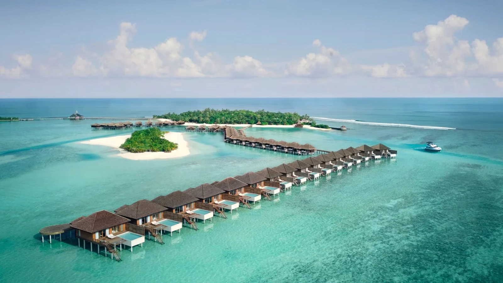 منظر جوي لمنتجع استوائي مع فلل فوق الماء — منتجع Anantara Veli Maldives Resort
