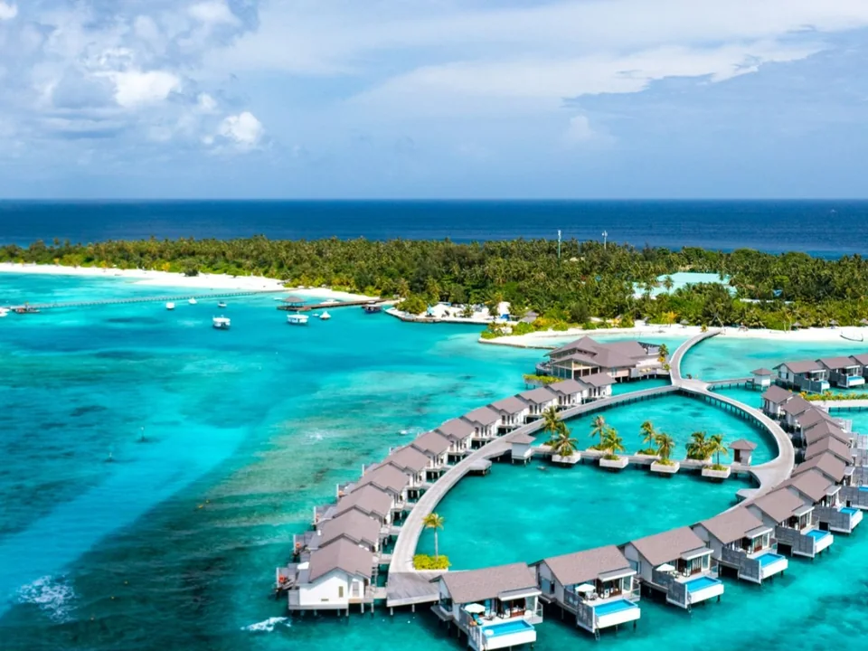 لقطة جوية واسعة لفلل الماء في Atmosphere Kanifushi