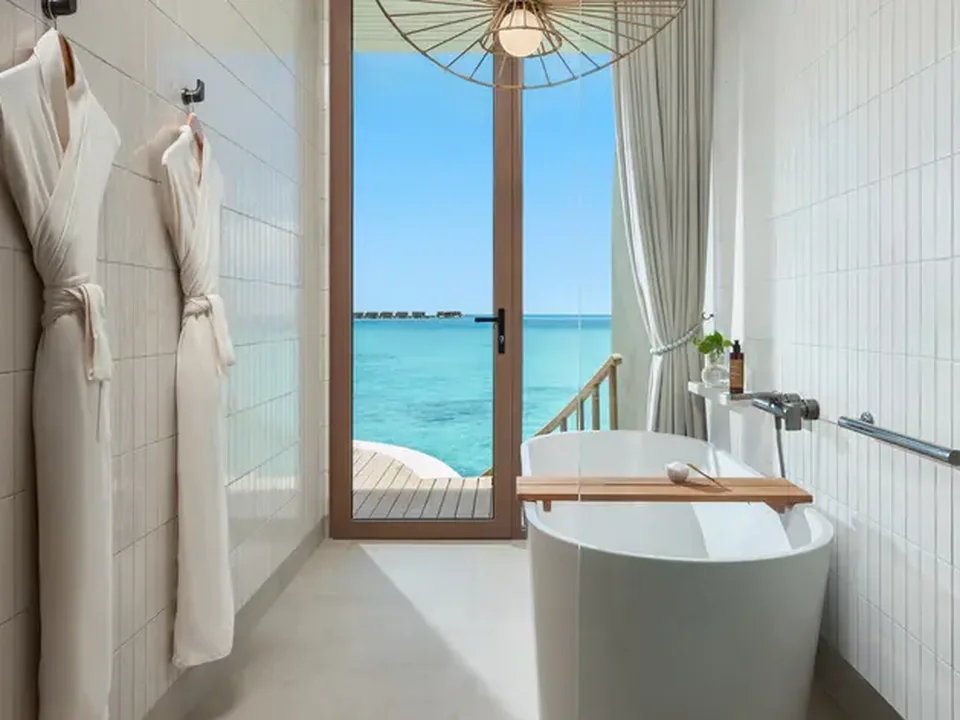حمّام فيلا الماء بإطلالة بحرية في Centara Grand Lagoon