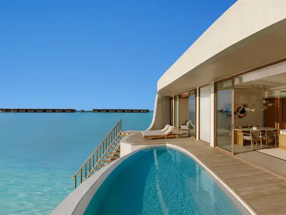 مسبح إقامة الغروب بثلاث غرف فوق الماء في Centara Grand Lagoon