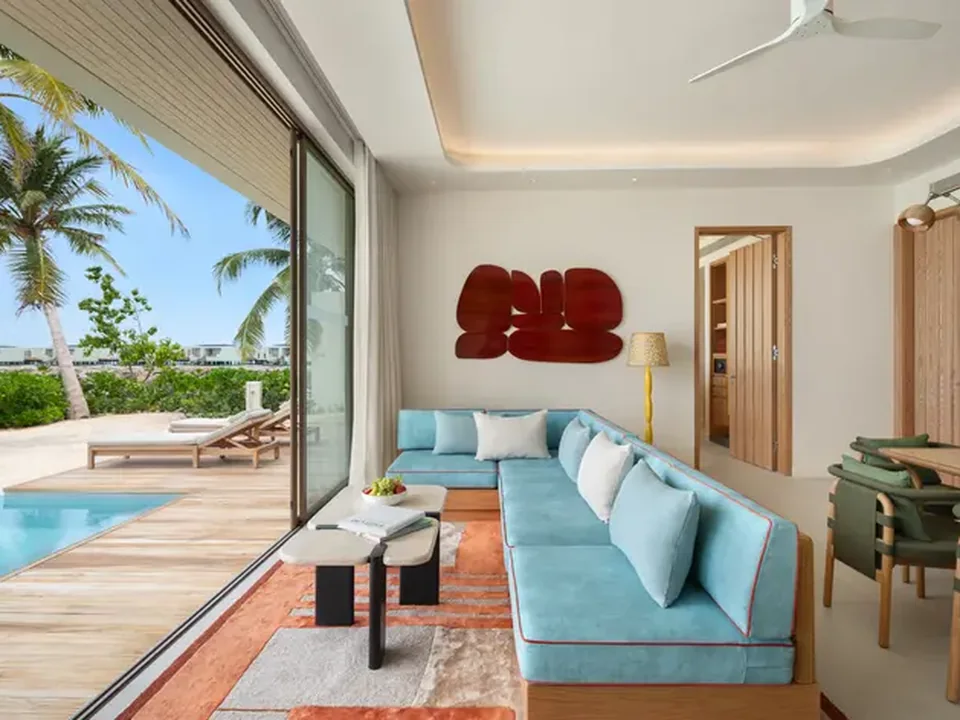 منطقة المعيشة في إقامة الشاطئ بثلاث غرف في Centara Grand Lagoon