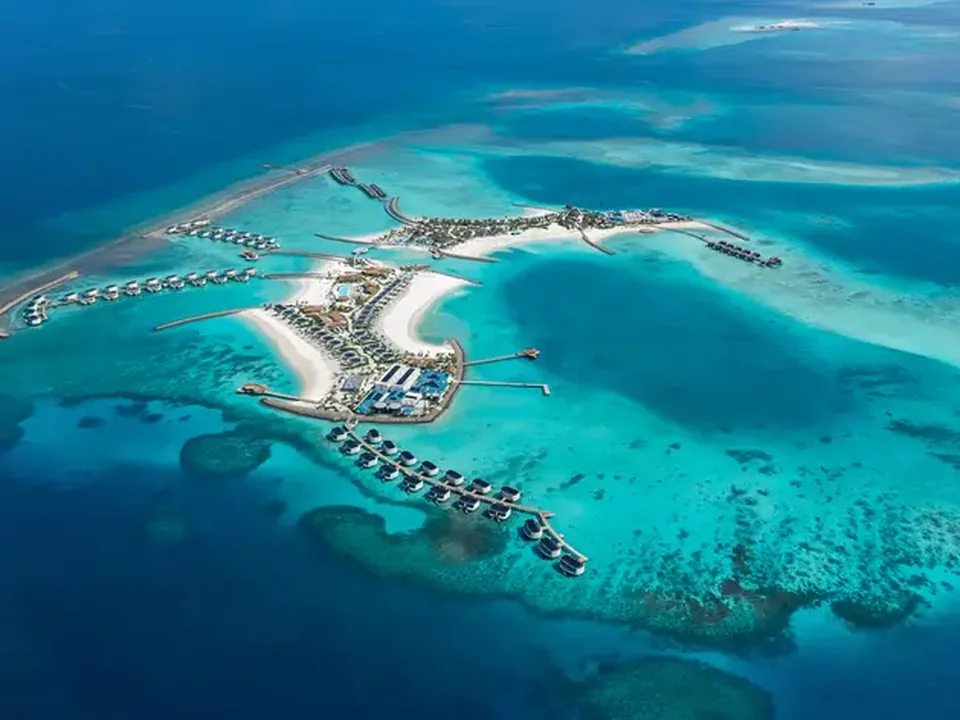 لقطة جوية واسعة لمنتجع Centara Grand Lagoon