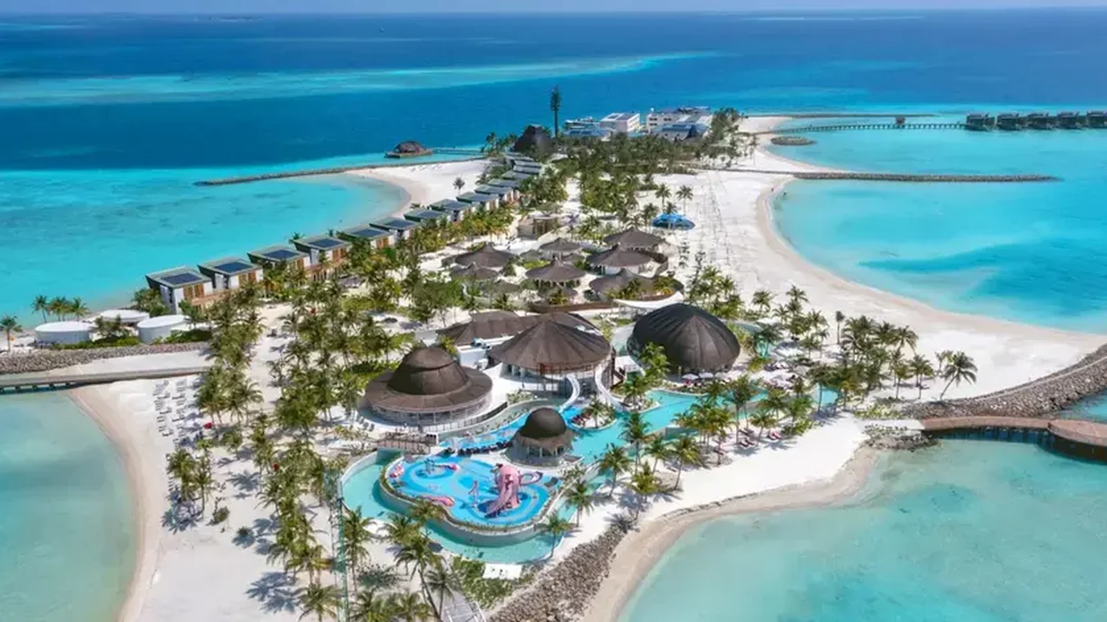 منظر جوي لمنتجع جزيرة مع مسبح ومياه فيروزية — منتجع Centara Mirage Lagoon Maldives