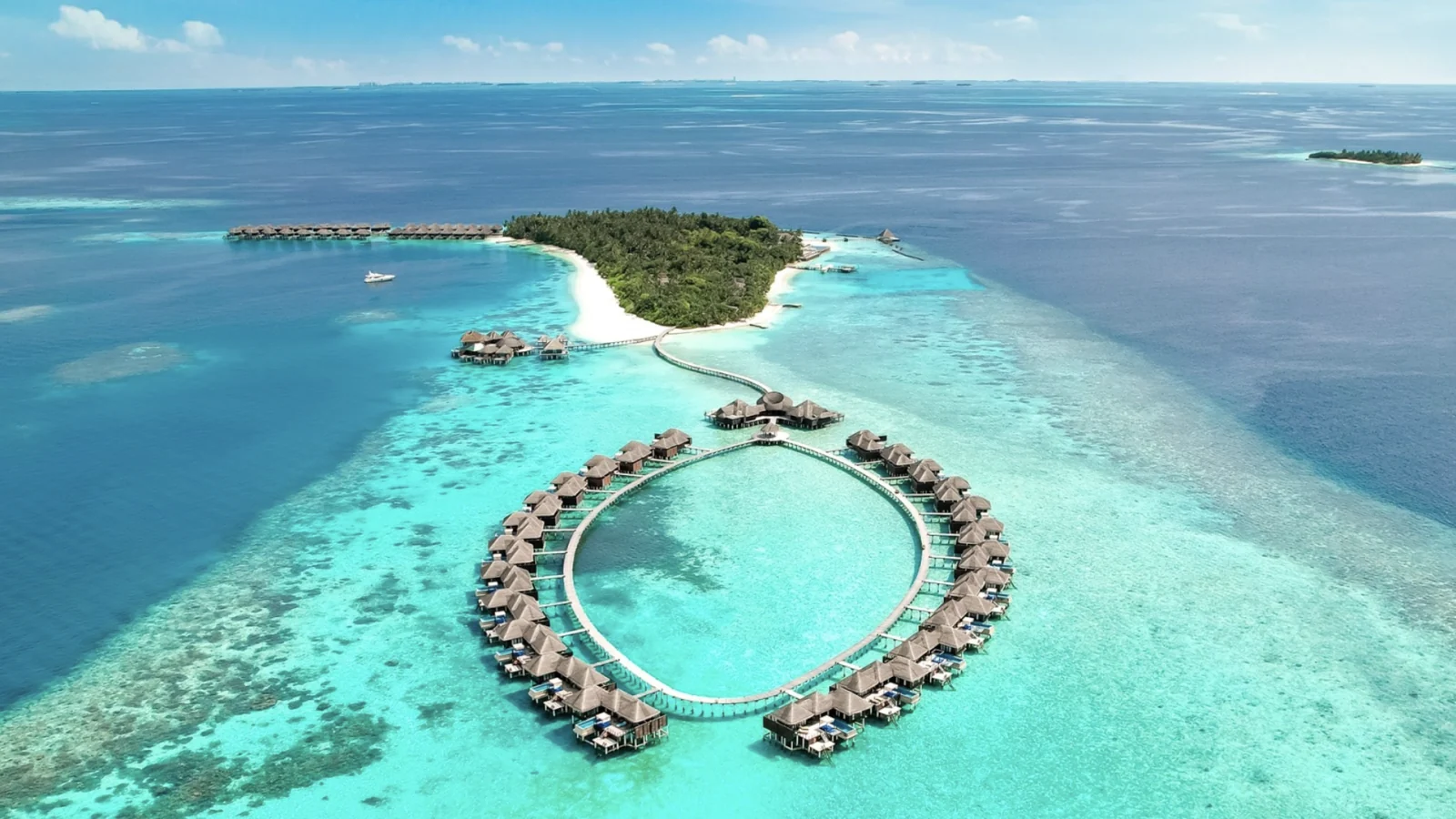 لقطة جوية لمنتجع استوائي وفيلات فوق الماء — منتجع Coco Bodu Hithi