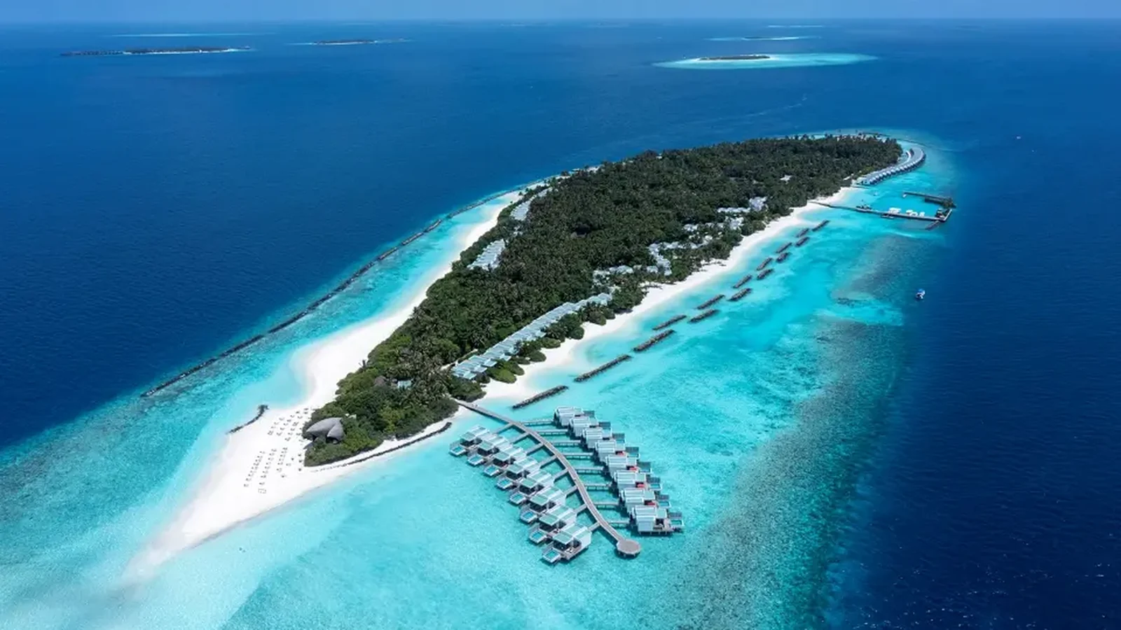 منظر جوي لجزيرة استوائية ساحرة مع فيلات فوق الماء — منتجع Dhigali Maldives