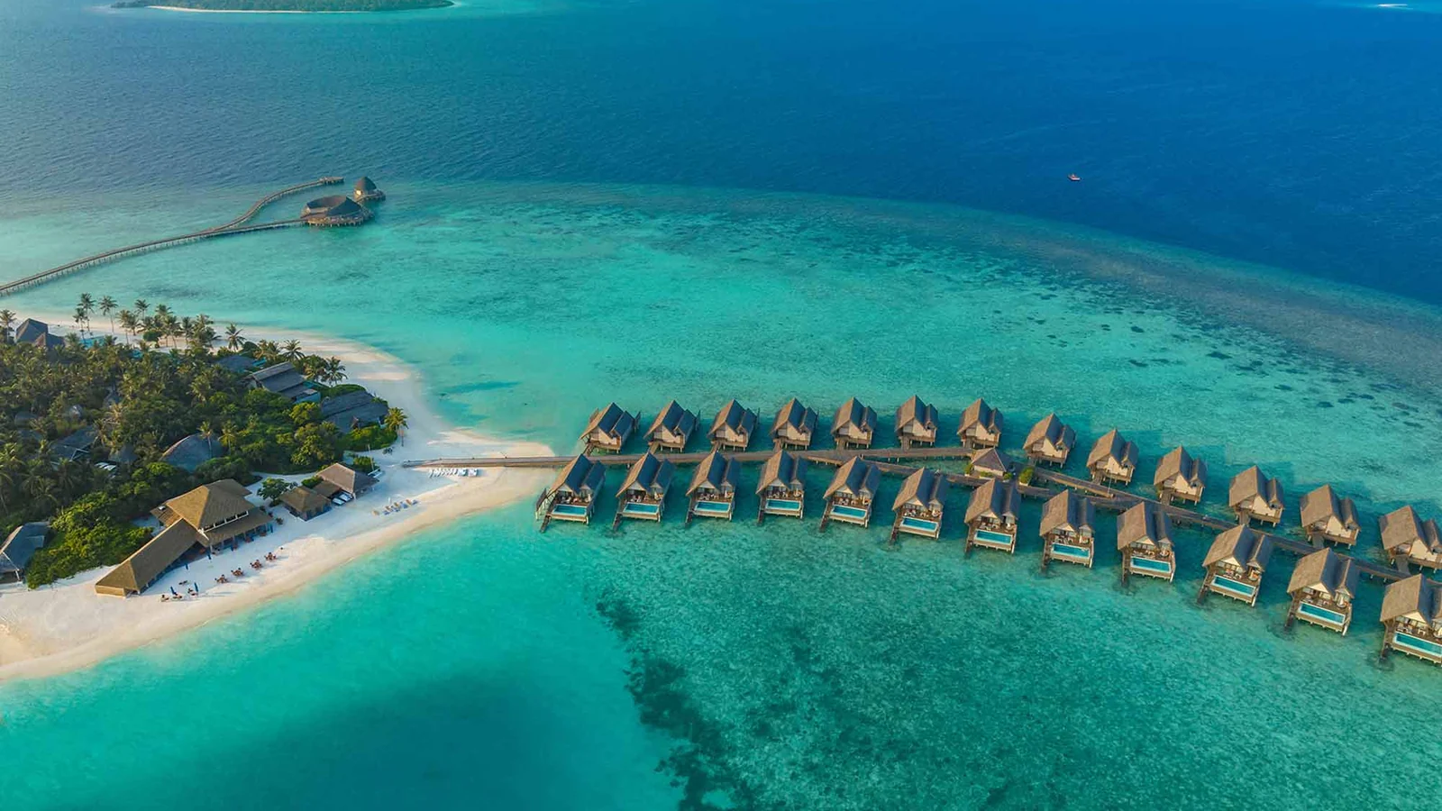 إطلالة جوية على منتجع ساحر وفيلات فوق الماء — منتجع Emerald Faarufushi Resort & Spa
