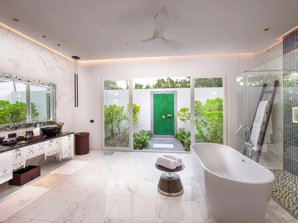 حمّام فيلا الشاطئ في Emerald Maldives