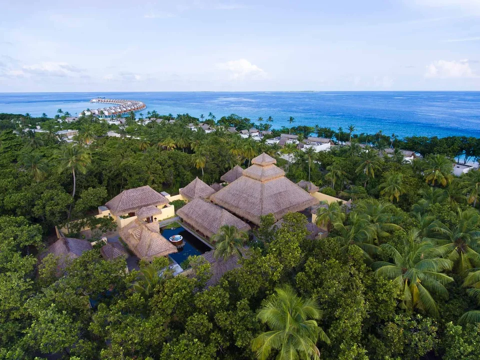 أجنحة السبا وسط الحدائق من الجو في Emerald Maldives