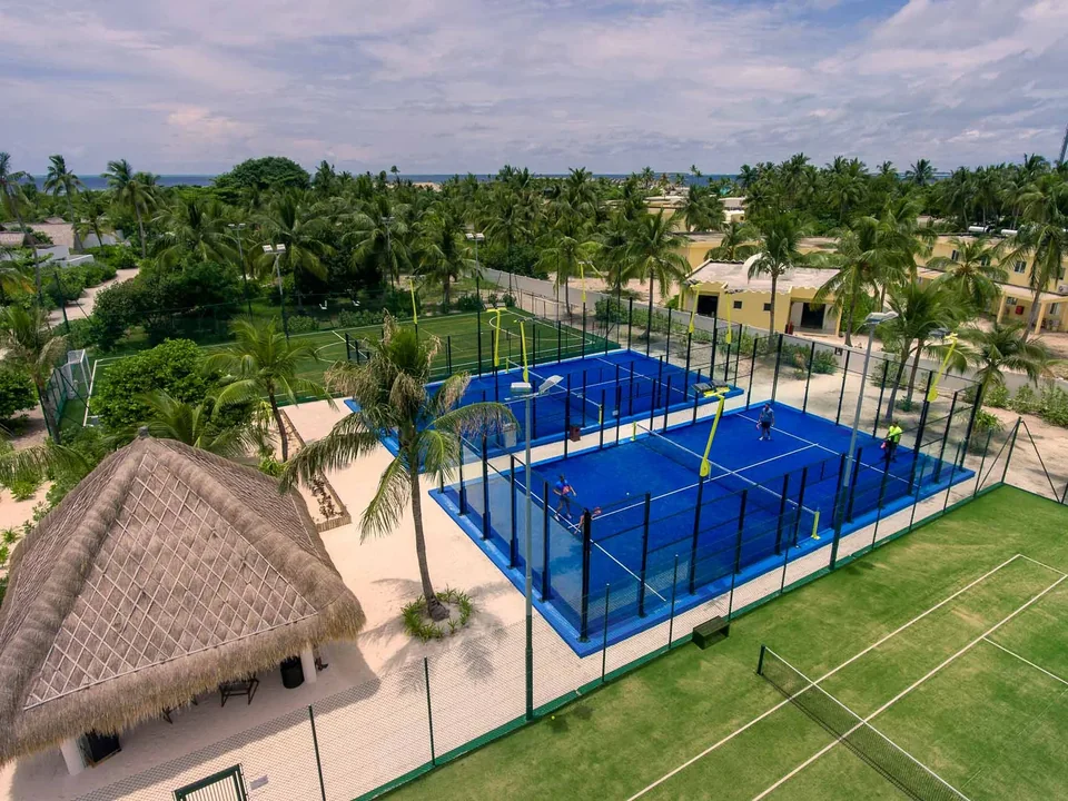 ملاعب البادل والتنس في Emerald Maldives