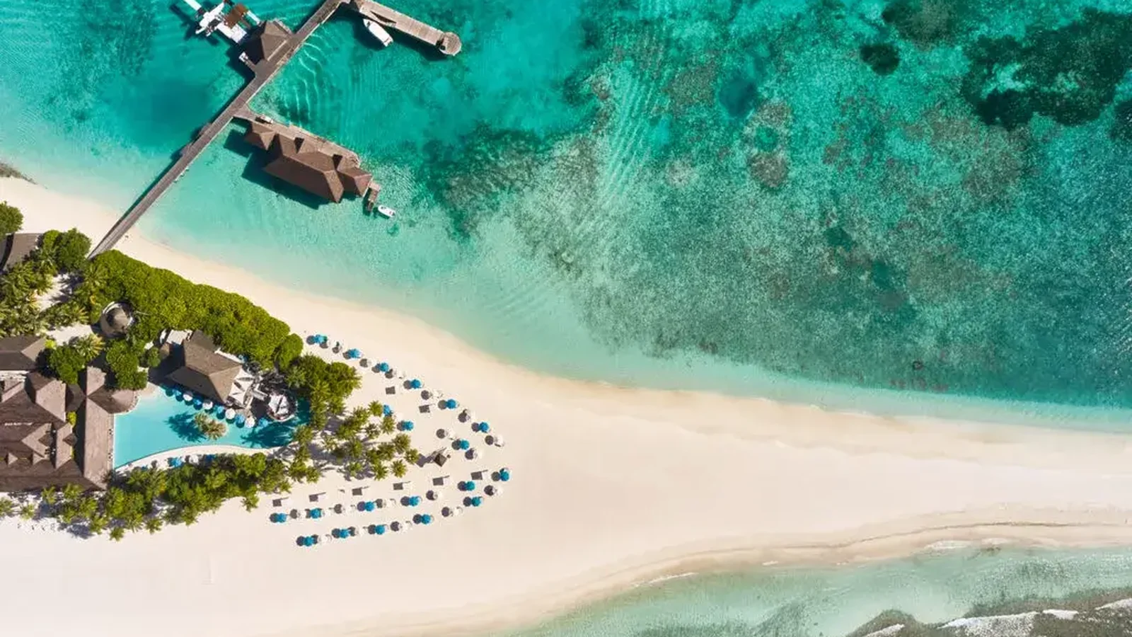 إطلالة جوية لمنتجع فاخر بشاطئ ومياه كريستالية — منتجع Finolhu, a Seaside Collection Resort