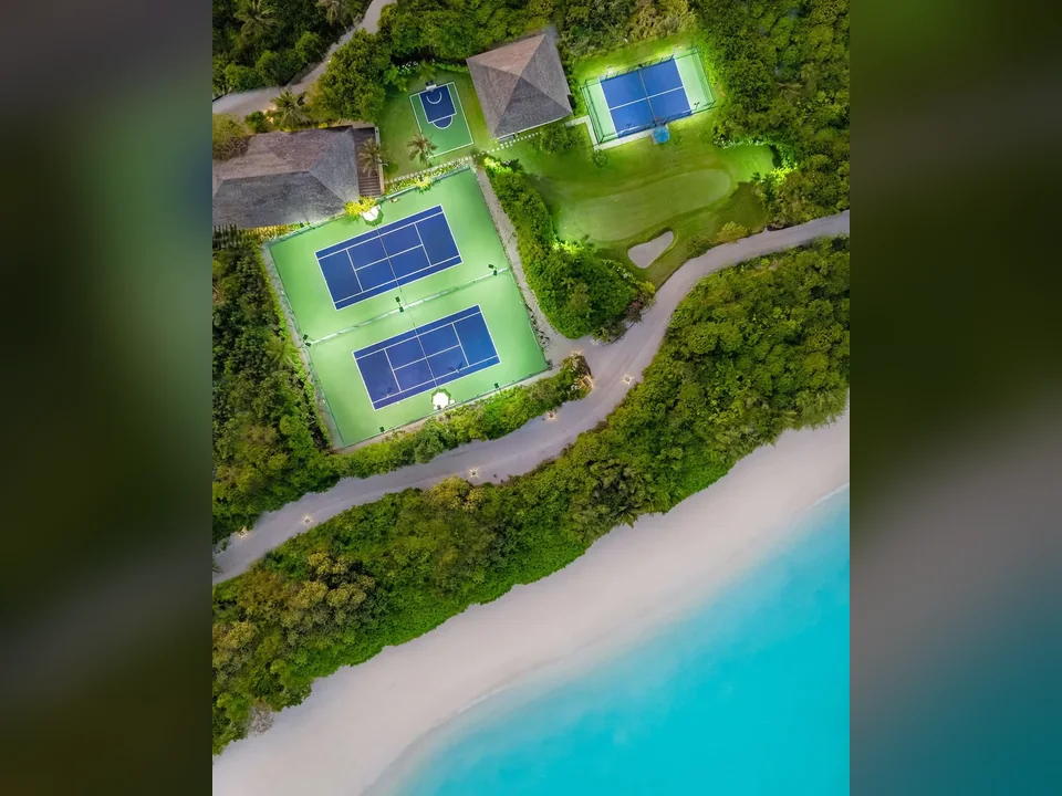 منظر جوي لملاعب التنس والمرافق الرياضية بجوار الشاطئ