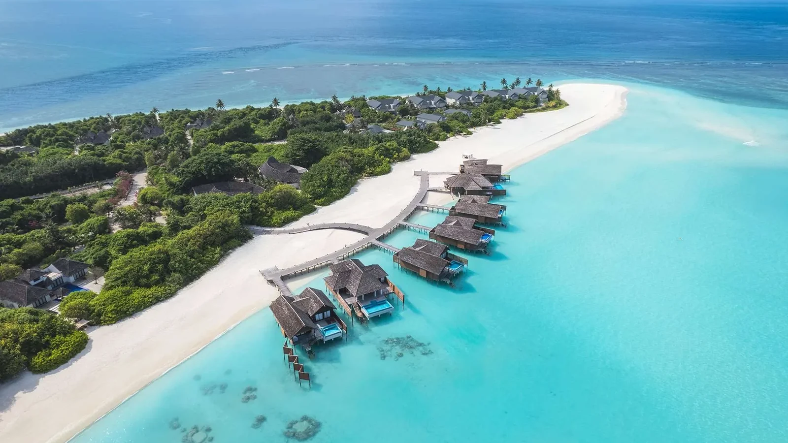 منظر جوي لجزيرة استوائية وفيلات فوق الماء — منتجع Hideaway Beach Resort & Spa