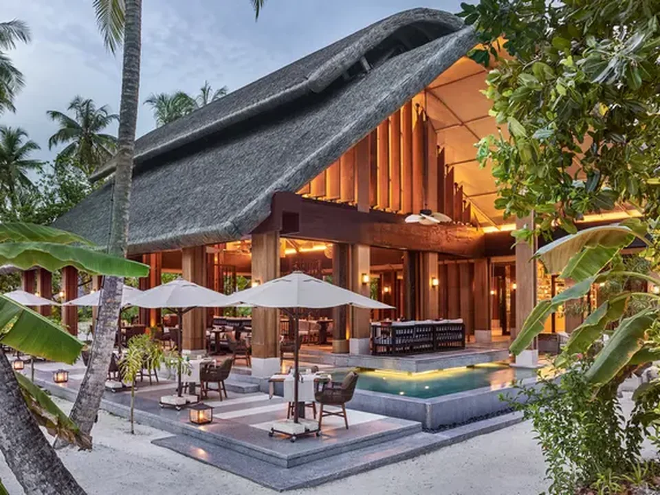 مطعم Vandhoo وسط الحدائق في JOALI