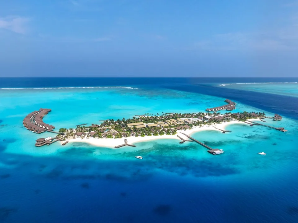 لقطة جوية واسعة لمنتجع JW Marriott Kaafu