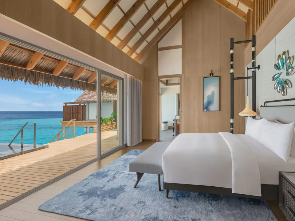 غرفة نوم الفيلا المائية بإطلالة بحرية في JW Marriott Kaafu