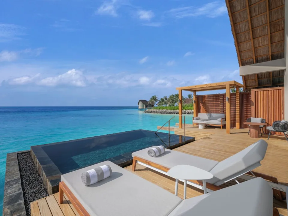 تراس الفيلا المائية مع المسبح الخاص في JW Marriott Kaafu