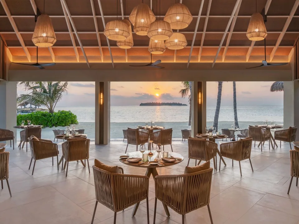 المطعم الرئيسي وقت الغروب في JW Marriott Kaafu