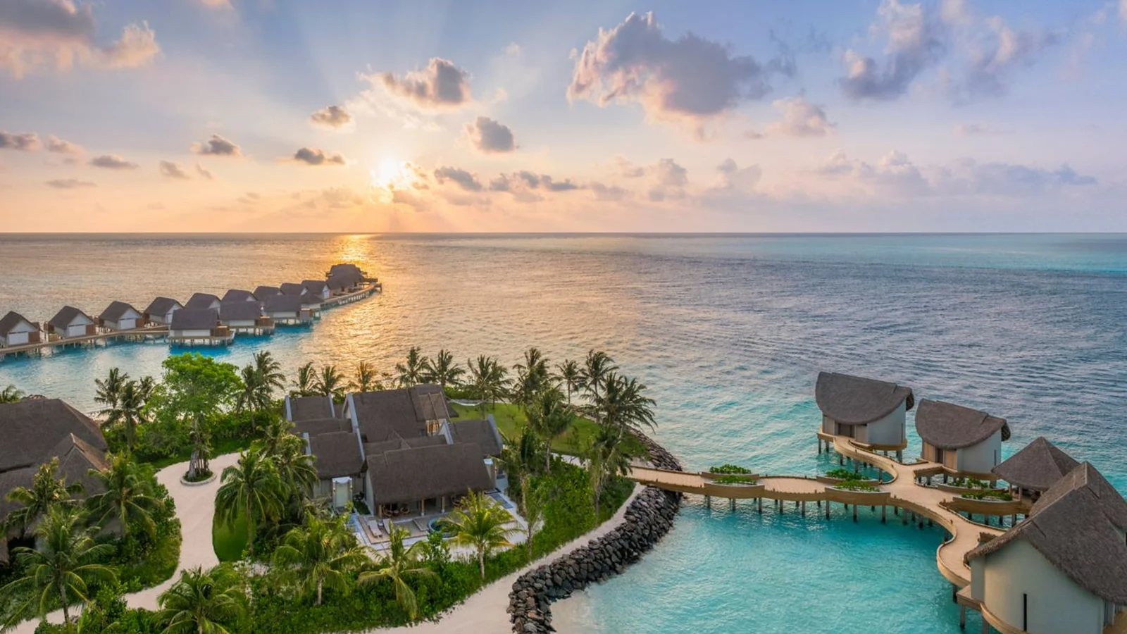 لقطة جوية لجزيرة JW Marriott Maldives Kaafu Atoll وقت الغروب