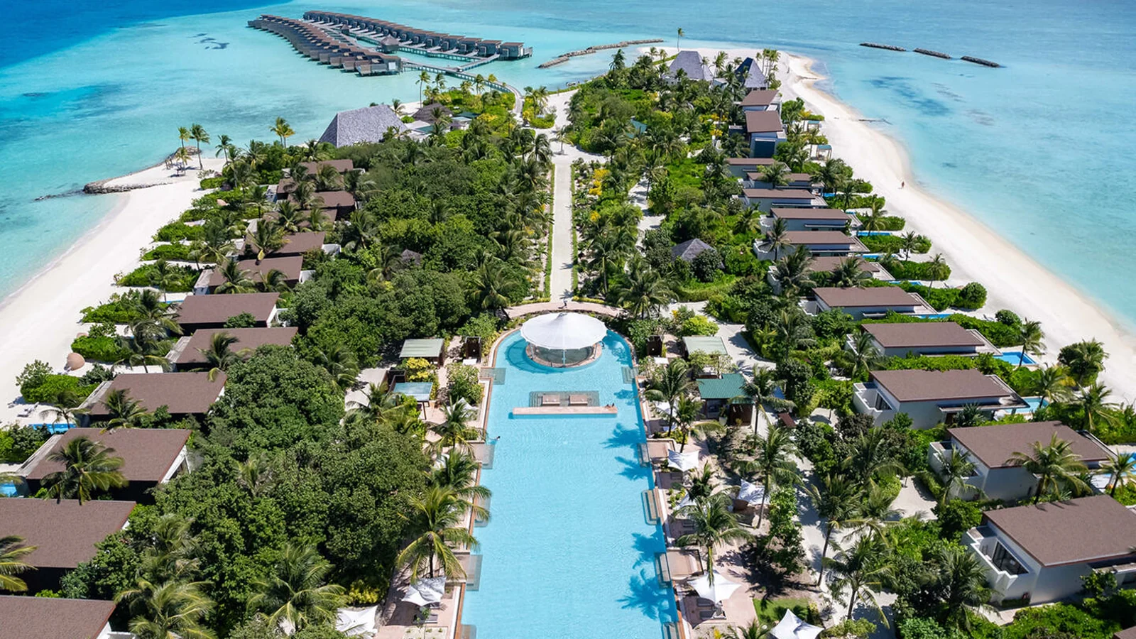 منظر جوي لمنتجع استوائي مع مسبح وفيلات — منتجع Kuda Villingili Maldives