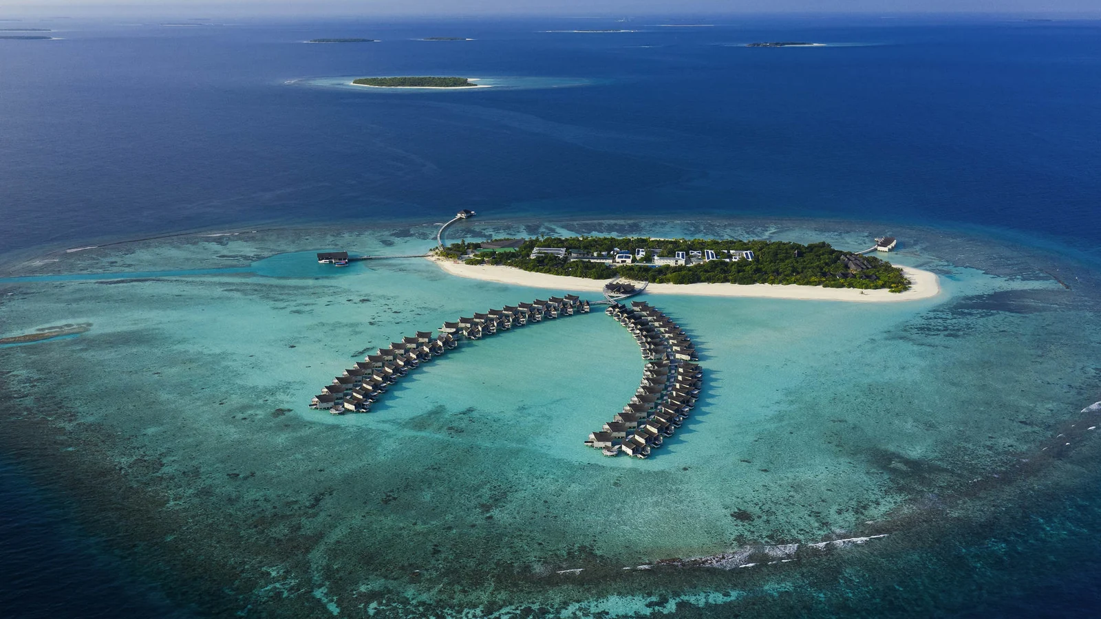 منظر جوي لجزيرة استوائية وفيلات ممتدة فوق الماء — منتجع Kuredhivaru Maldives