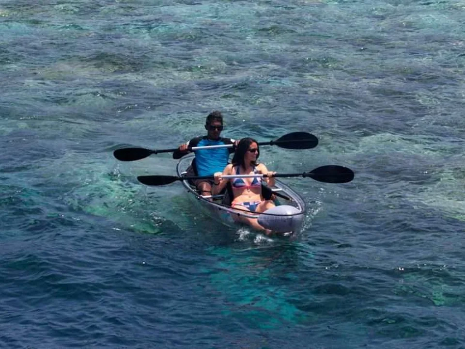 التجديف بالقارب الزجاجي في بحيرة Lily Beach
