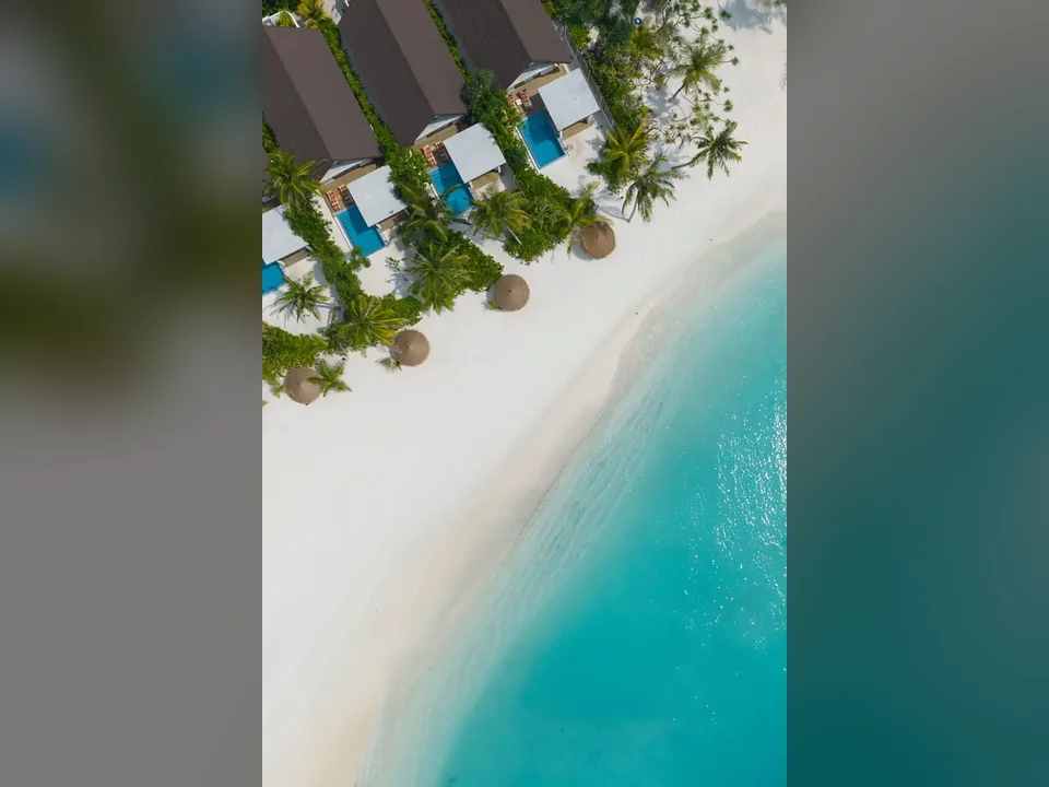 منظر علوي لفيلات شاطئية مع مسابح خاصة ورمال بيضاء