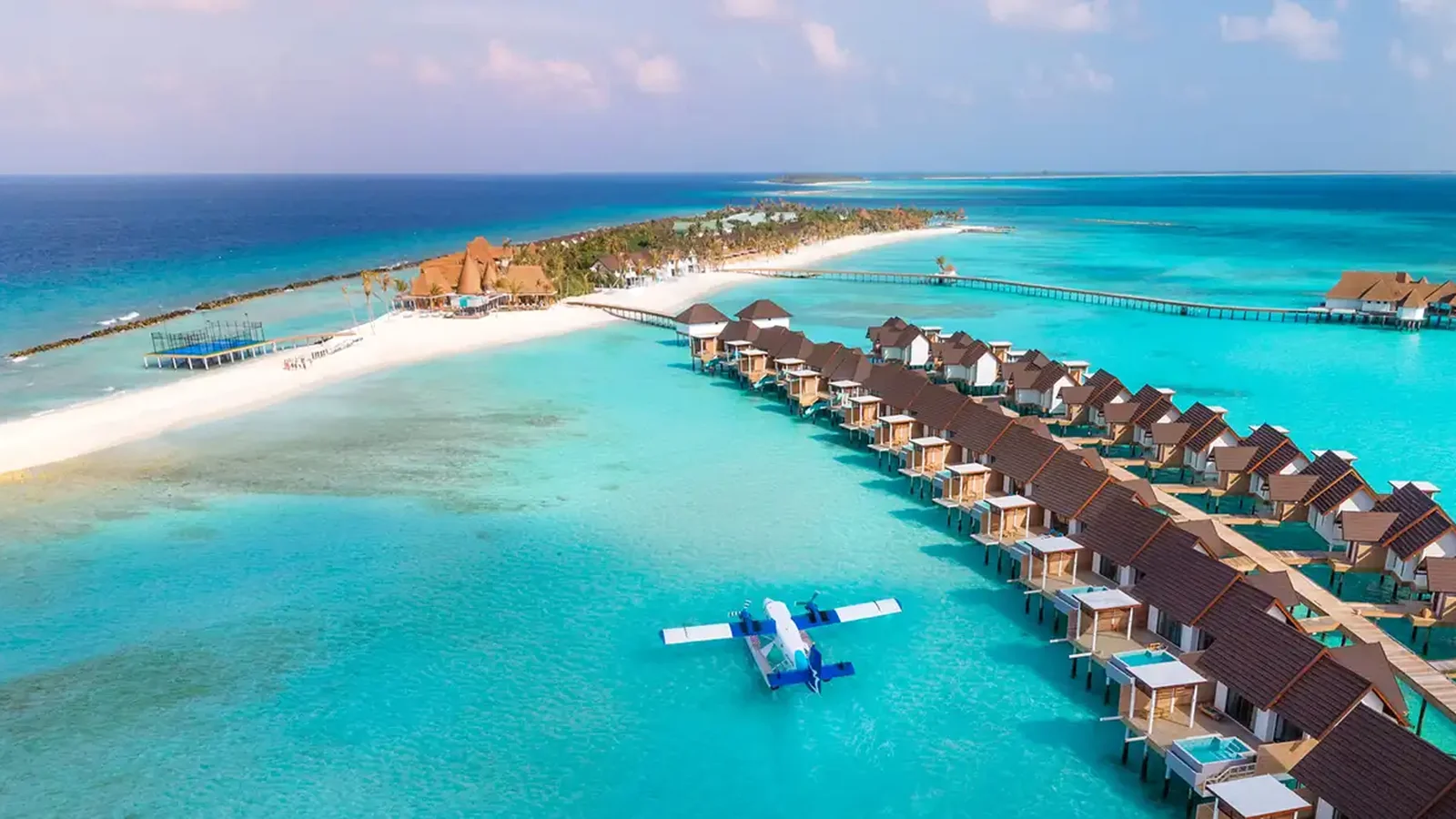 منظر جوي لمنتجع استوائي مع طائرة مائية وفيلات مائية — منتجع Meyyafushi Maldives