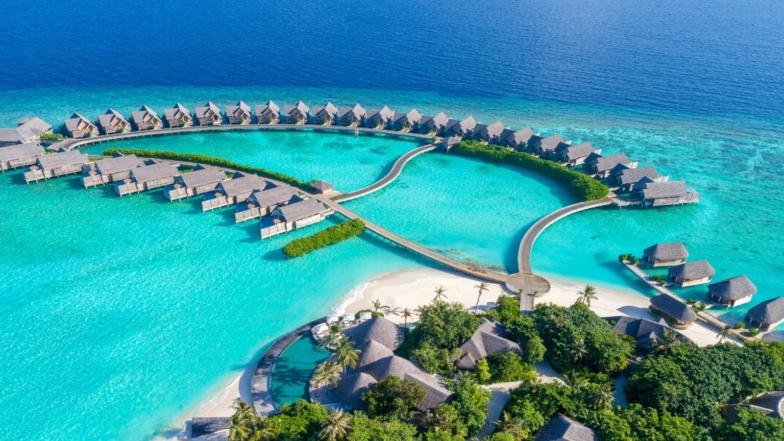 منظر جوي لفيلات مائية فوق بحيرة فيروزية ساحرة — منتجع Milaidhoo Maldives