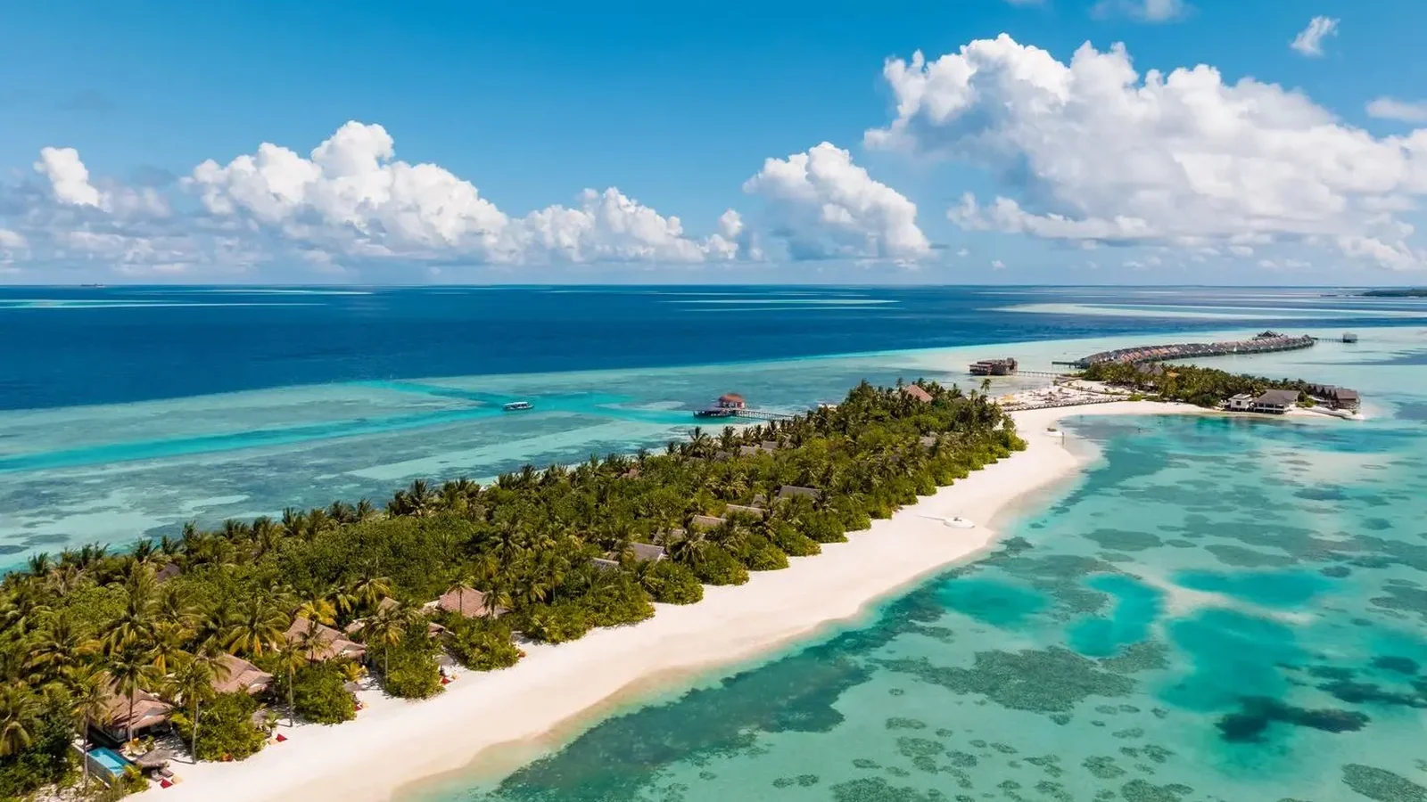 منظر جوي لجزيرة استوائية مع فيلات مائية — منتجع OZEN LIFE MAADHOO
