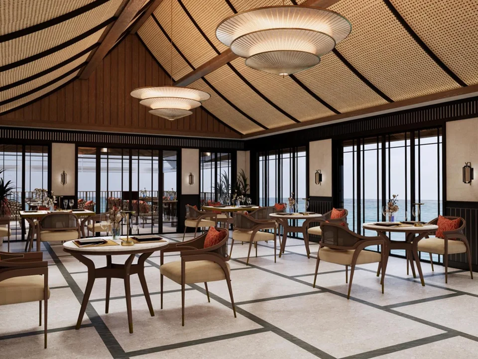 مطعم راقٍ بإطلالة بحرية وتصميم داخلي دافئ وأنيق