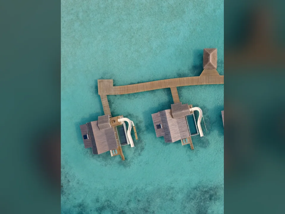 منظر جوي لفلل عائمة فوق الماء بزلاقات مائية