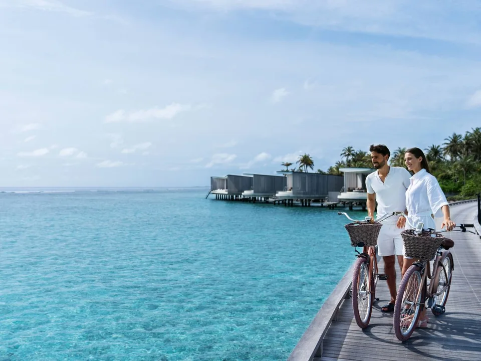 ركوب الدراجات على الممر الخشبي في Ritz-Carlton