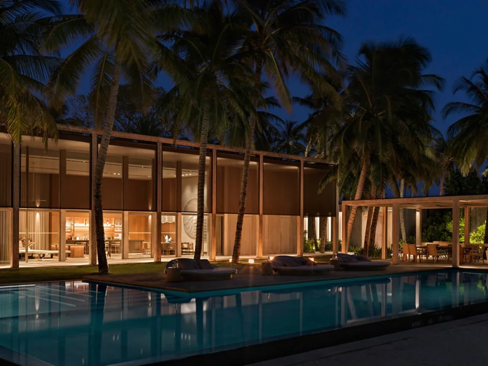 واجهة Estate الخاصة وقت المساء في Ritz-Carlton Maldives