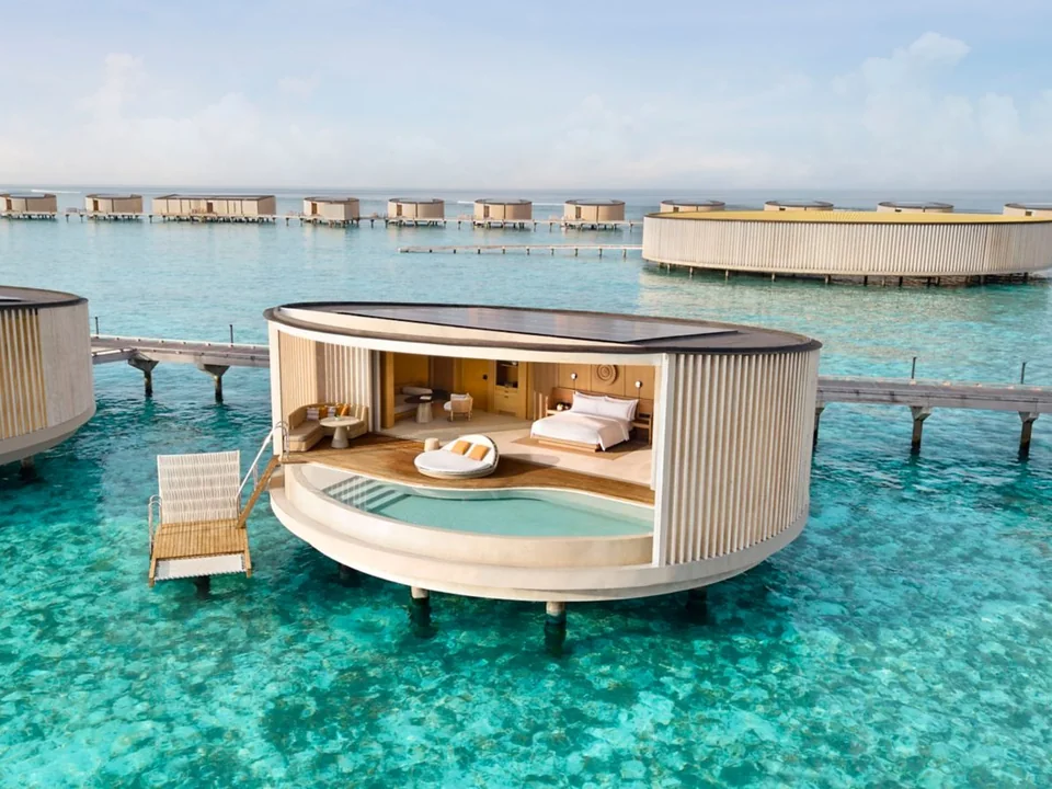 فيلا الماء الدائرية مع مسبحها في Ritz-Carlton Maldives