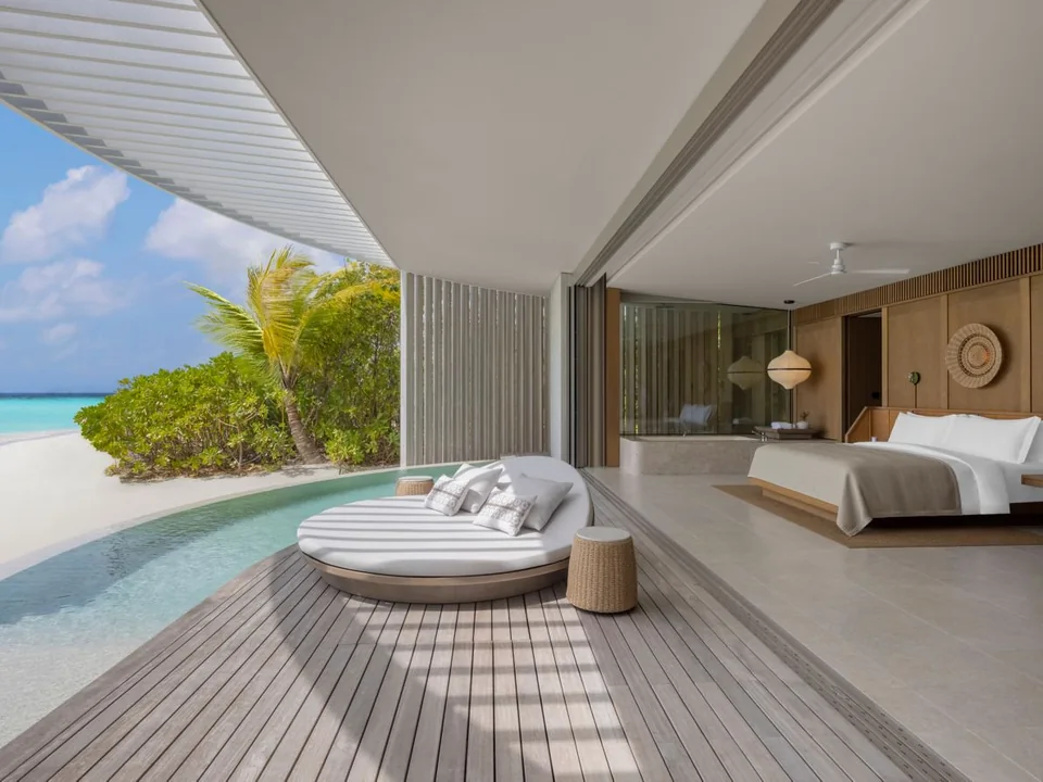 غرفة نوم فيلا الشاطئ مع المسبح في Ritz-Carlton Maldives