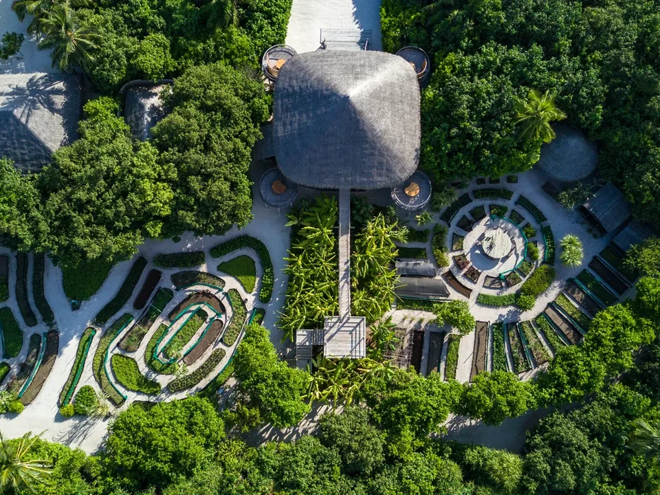لقطة جوية علوية لمنتجع Six Senses Laamu