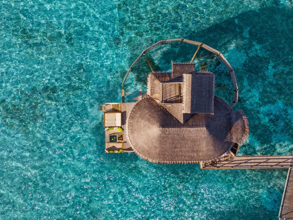 فيلا البحيرة المائية من الأعلى في Six Senses Laamu