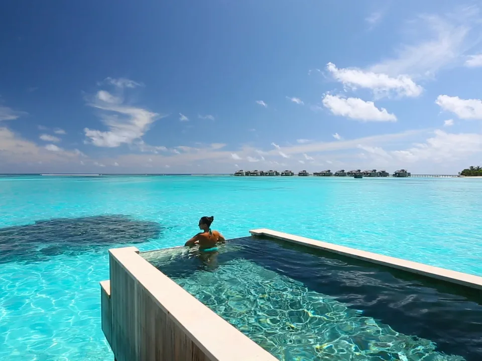 مسبح فيلا المحيط المائية في Six Senses Laamu