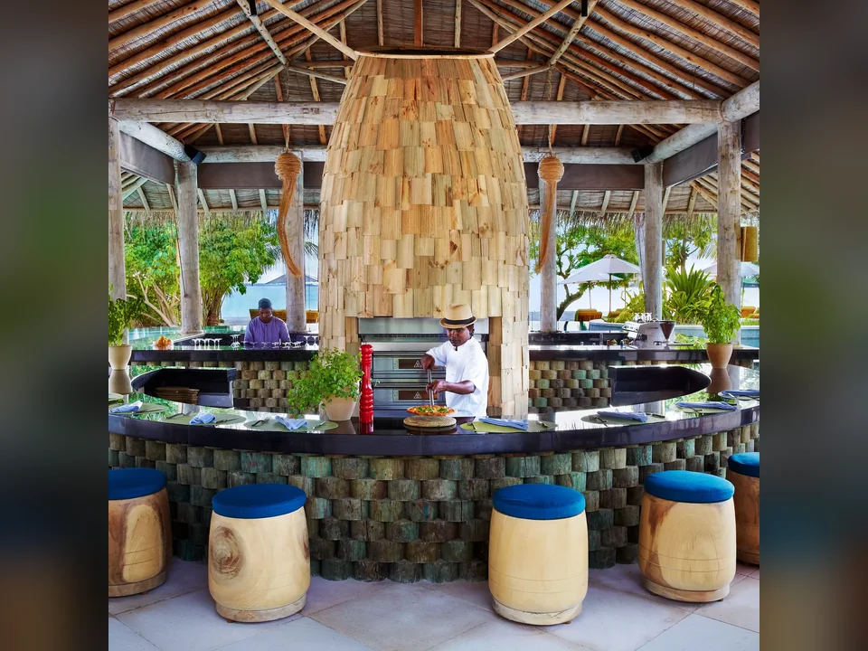 مطعم Sip Sip بجانب المسبح في Six Senses Laamu