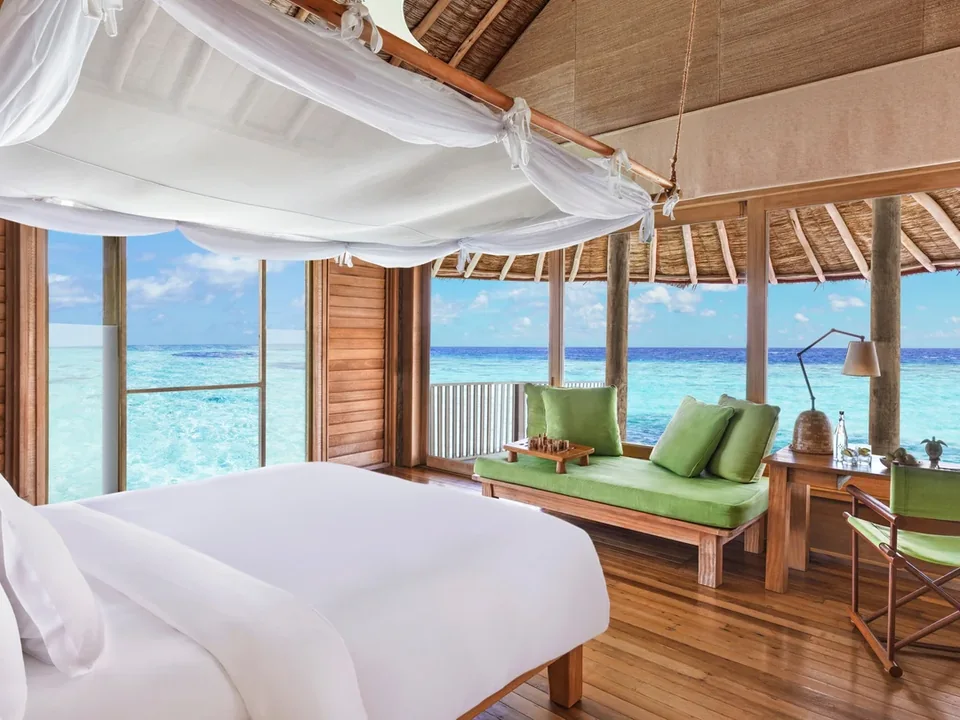 غرفة نوم فيلا الماء مع المسبح في Six Senses Laamu
