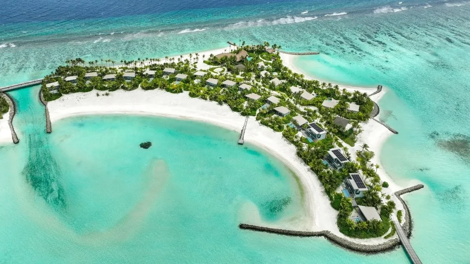منظر جوي لمنتجع استوائي وفيلات فوق الماء — منتجع SO/ Maldives