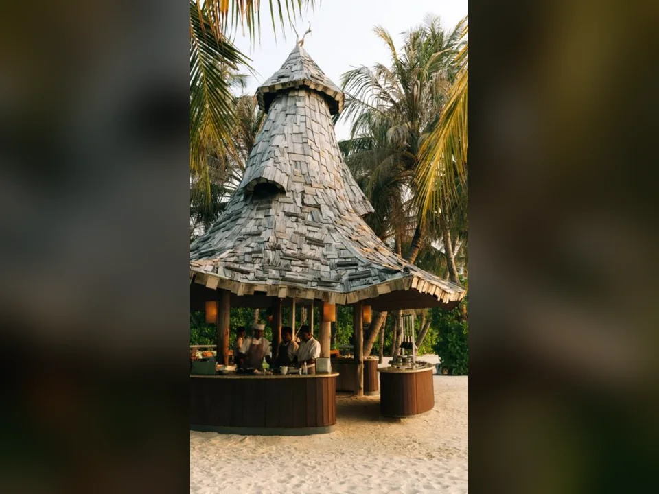 مطعم So Primitive على الشاطئ في Soneva Jani