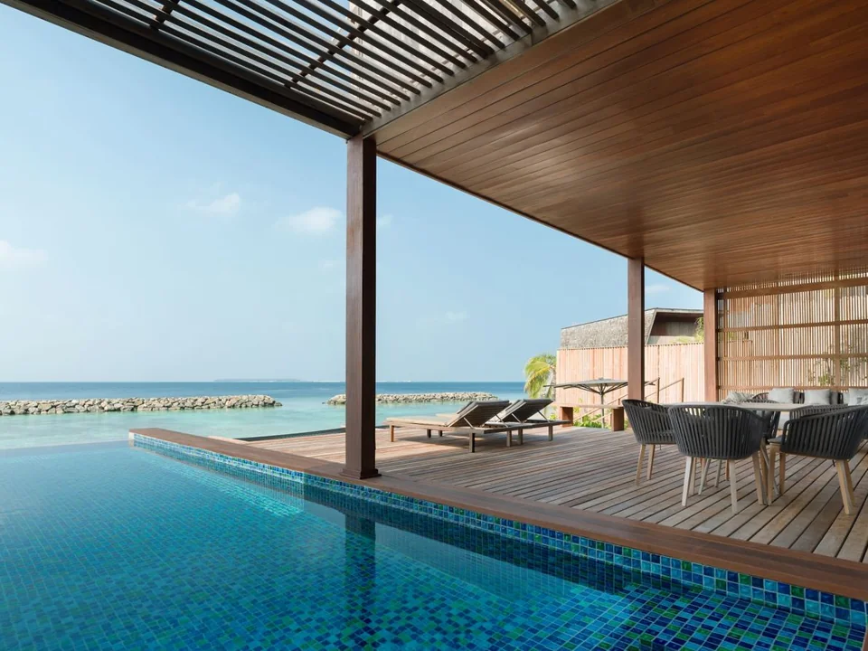 مسبح الفيلا المطل على البحيرة في St. Regis