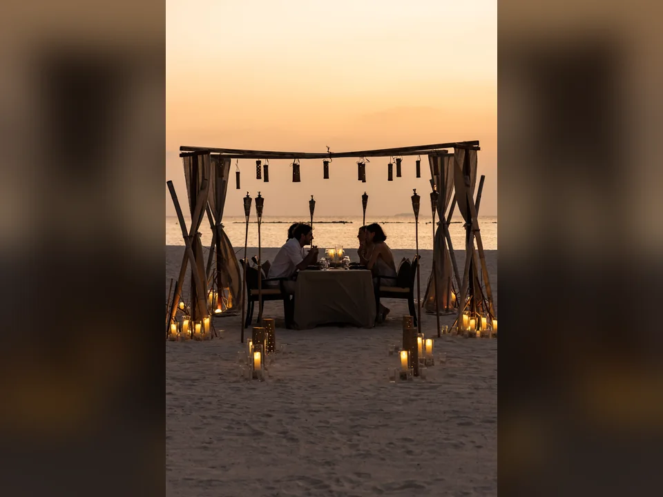 عشاء خاص على الشاطئ وقت الغروب في Sun Siyam Iru Fushi