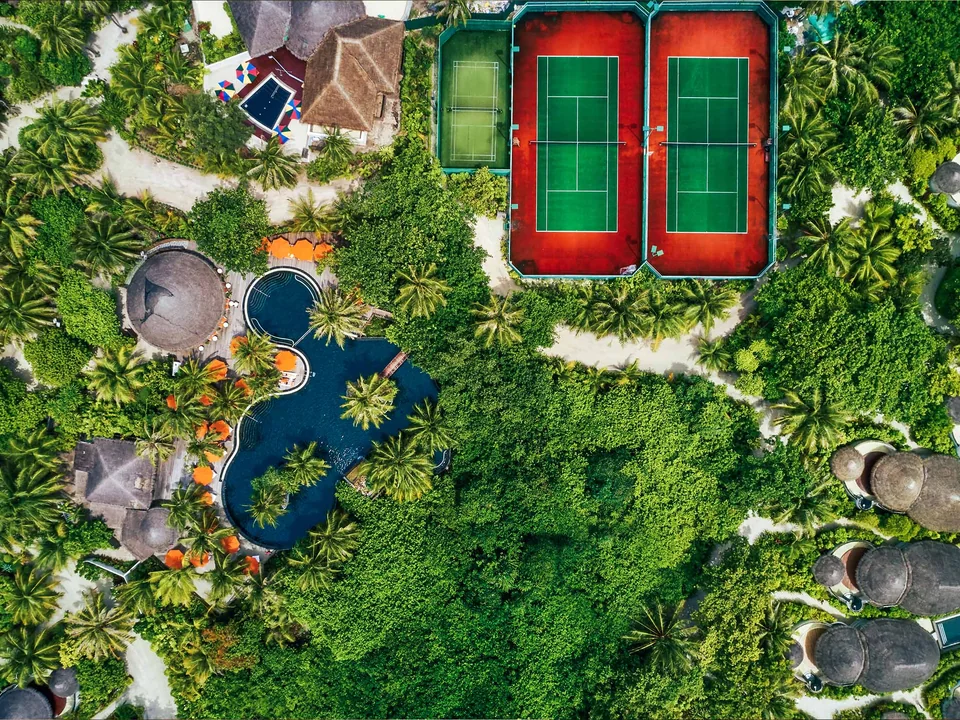 ملاعب التنس والمرافق الرياضية من الجو في Sun Siyam Iru Fushi