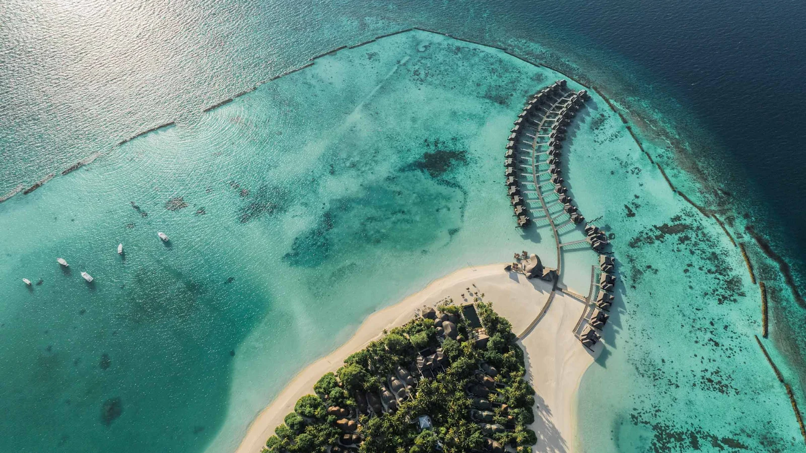لقطة جوية لجزيرة Sun Siyam Iru Fushi وممر فللها المائية