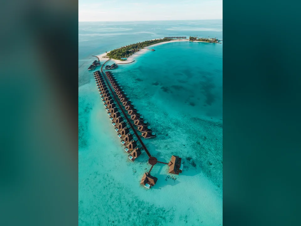لقطة جوية لجزيرة Sun Siyam Iru Veli وممرات الفلل المائية