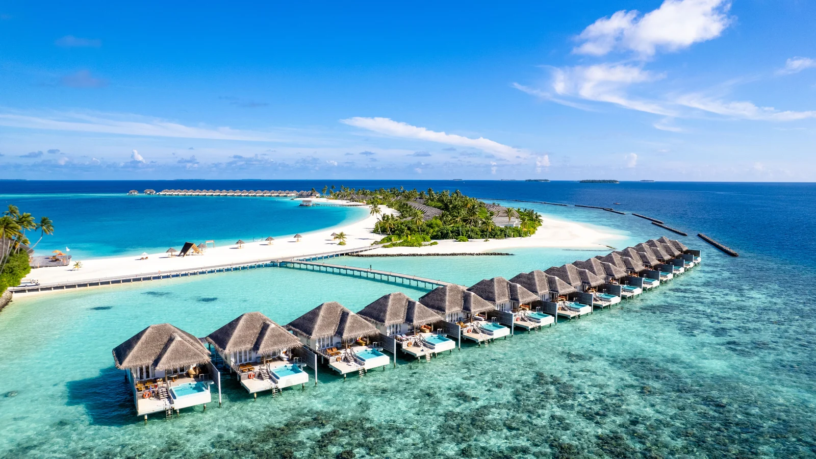 لقطة جوية للفلل المائية على الشعاب المرجانية في Sun Siyam Iru Veli